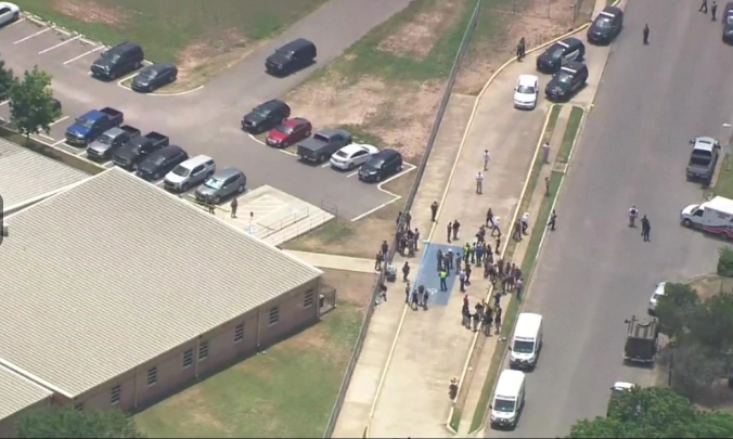 Ảnh: Hiện trường vụ xả súng đẫm máu khiến 21 người chết ở Mỹ - 7