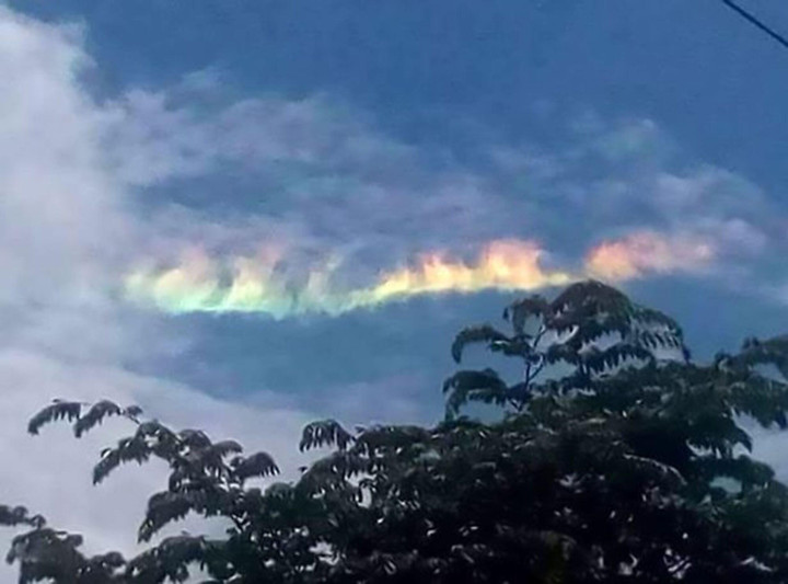 Những ‘ngọn lửa’ cầu vồng xuất hiện trên trời ảo diệu như phim viễn tưởng - 5