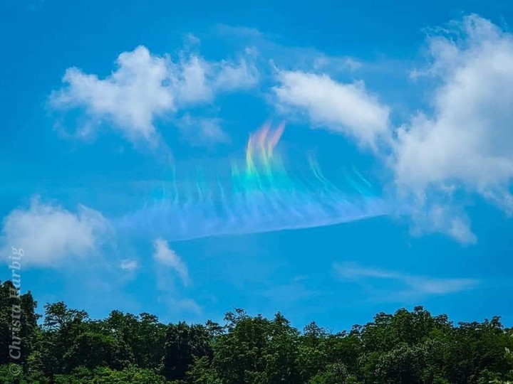 Những ‘ngọn lửa’ cầu vồng xuất hiện trên trời ảo diệu như phim viễn tưởng - 4