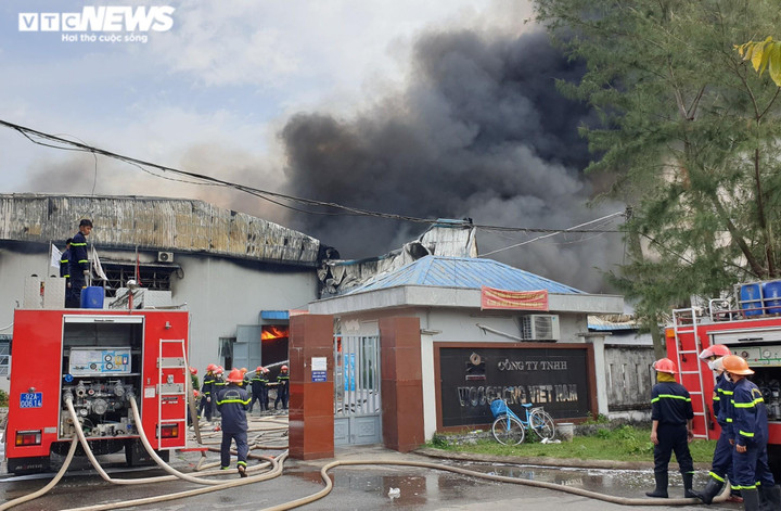 Ảnh: Cháy lớn ở cụm công nghiệp Trảng Nhật, khói đen bao trùm công ty may - 1