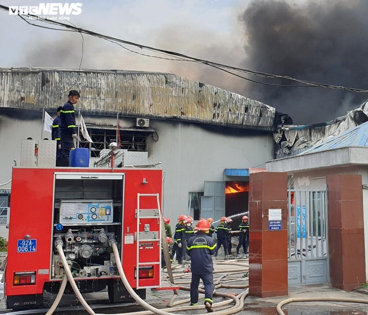 Ảnh: Cháy lớn ở cụm công nghiệp Trảng Nhật, khói đen bao trùm công ty may - 6