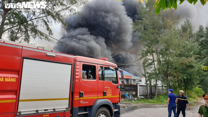 Ảnh: Cháy lớn ở cụm công nghiệp Trảng Nhật, khói đen bao trùm công ty may - 4