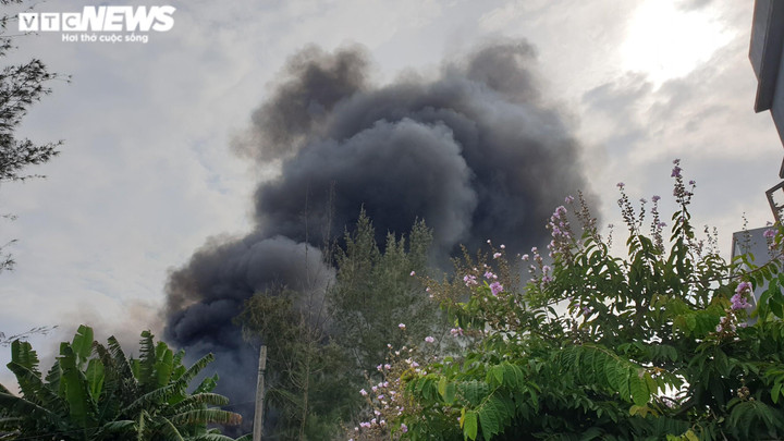 Ảnh: Cháy lớn ở cụm công nghiệp Trảng Nhật, khói đen bao trùm công ty may - 3