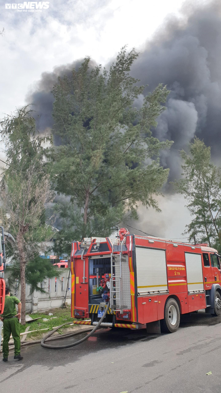 Ảnh: Cháy lớn ở cụm công nghiệp Trảng Nhật, khói đen bao trùm công ty may - 2