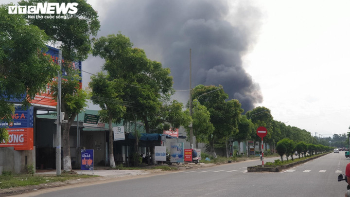 Ảnh: Cháy lớn ở cụm công nghiệp Trảng Nhật, khói đen bao trùm công ty may - 8