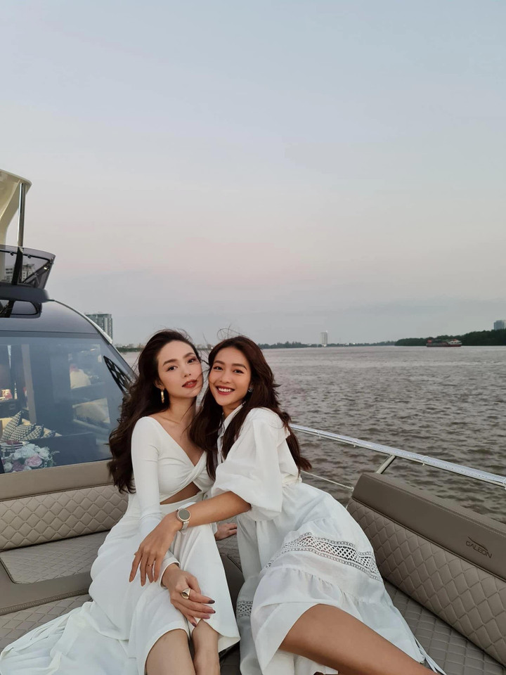 Tình bạn không khoa trương, bền chặt qua năm tháng của Minh Hằng - Khả Ngân - 2