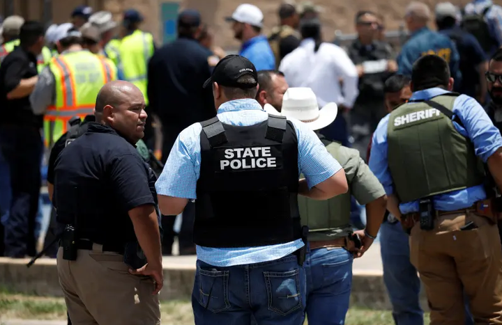 Ảnh: Hiện trường vụ xả súng đẫm máu khiến 21 người chết ở Mỹ - 10