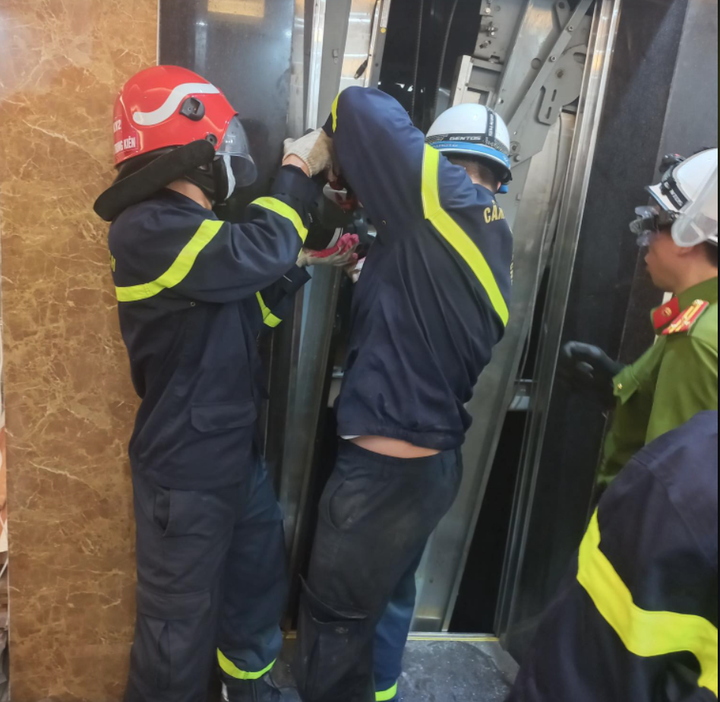 Hà Nội: Rơi thang máy nhà 7 tầng, 2 thợ sửa chữa tử vong - 2