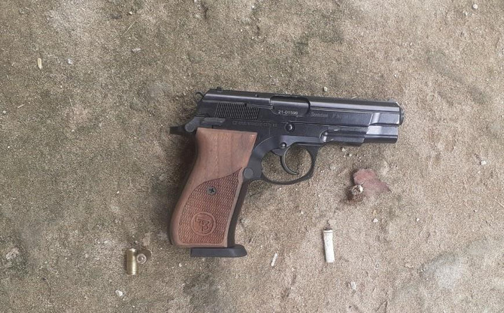 Kiên Giang: Khởi tố kẻ dùng súng khống chế mẹ vợ để ép vợ con quay về - 2