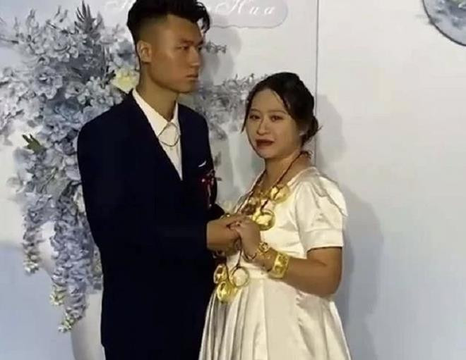 Đám cưới gây xôn xao vì cô dâu đeo vàng trĩu cổ trong khi chú rể mặt như đưa đám - 1