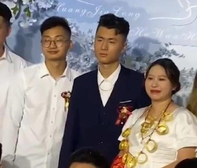 Đám cưới gây xôn xao vì cô dâu đeo vàng trĩu cổ trong khi chú rể mặt như đưa đám - 2