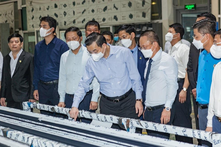 Chủ tịch UBND TP Hà Nội thăm và tặng quà công nhân lao động Eurowindow - 1