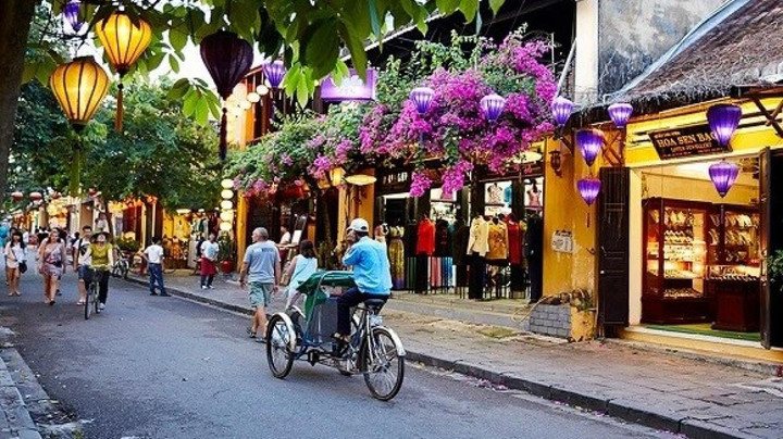 Du lịch vẫn 'đói' khách quốc tế sau hơn 2 tháng mở cửa - 1