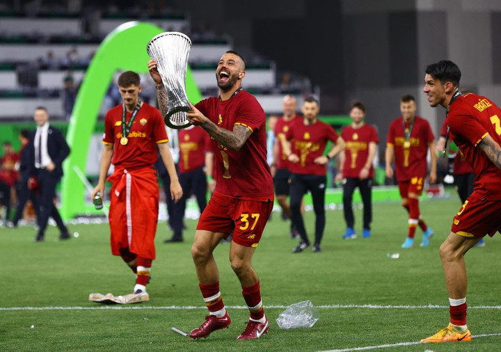 AS Roma vô địch Conference League, Jose Mourinho bật khóc - 8