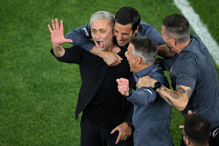 AS Roma vô địch Conference League, Jose Mourinho bật khóc - 6