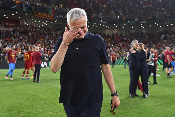 AS Roma vô địch Conference League, Jose Mourinho bật khóc - 7