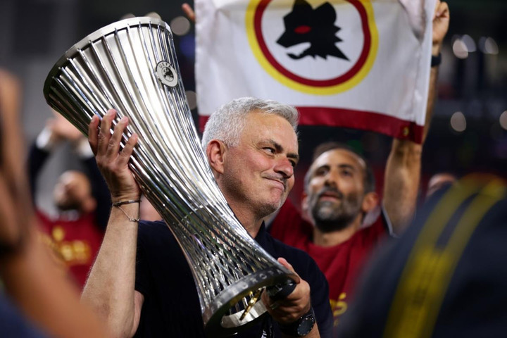 AS Roma vô địch Conference League, Jose Mourinho bật khóc - 5