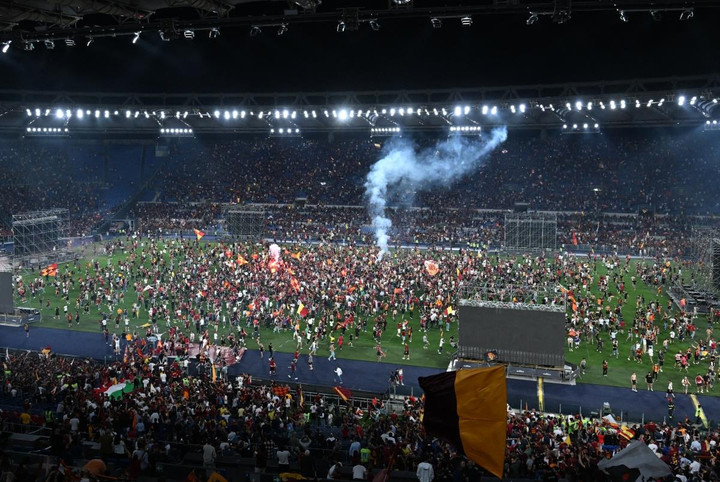 AS Roma vô địch Conference League, Jose Mourinho bật khóc - 10