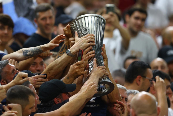 AS Roma vô địch Conference League, Jose Mourinho bật khóc - 9