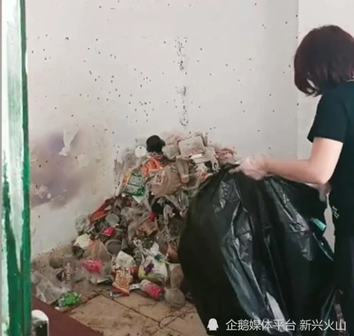 Phát hiện mùi hôi và nhiều gián bò ra từ căn hộ, mở cửa ra ai nấy đều thất kinh - 3