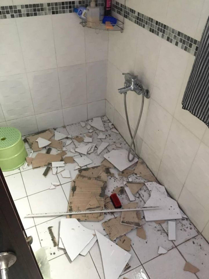 Đang tắm bỗng bị ‘tấn công’ bởi vật trên trời rơi xuống, nhìn hiện trường mà sợ - 1