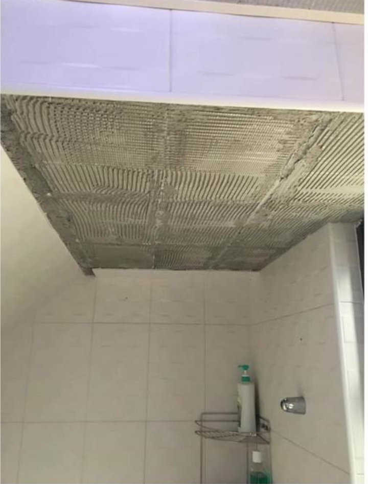 Đang tắm bỗng bị ‘tấn công’ bởi vật trên trời rơi xuống, nhìn hiện trường mà sợ - 3