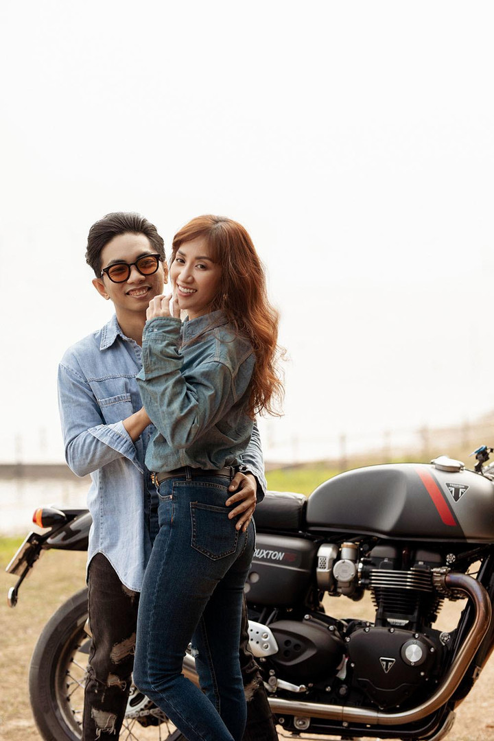 Vợ chồng Khánh Thi - Phan Hiển khoe bộ ảnh ngọt lịm sau SEA Game 31 - 2