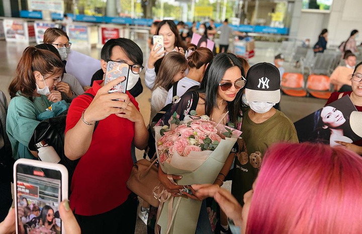 Hoa hậu Trái đất 2015 được fan chào đón khi tới Việt Nam - 3