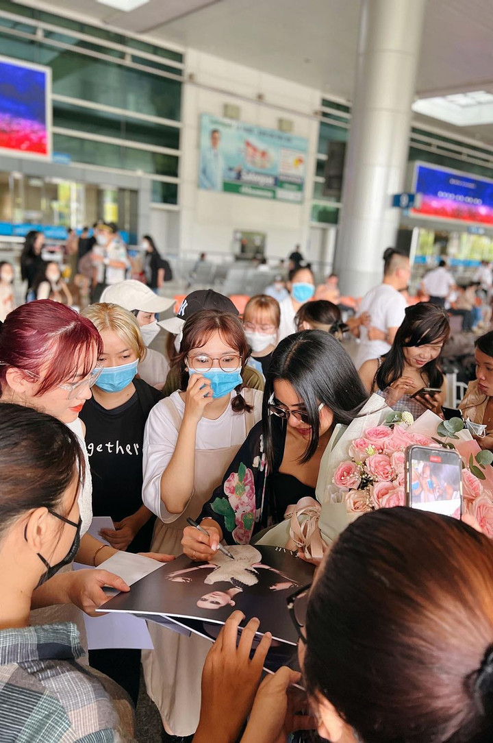 Hoa hậu Trái đất 2015 được fan chào đón khi tới Việt Nam - 2