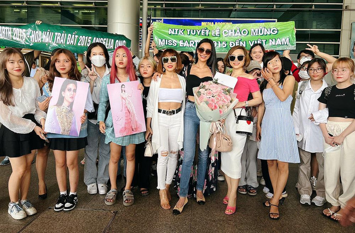 Hoa hậu Trái đất 2015 được fan chào đón khi tới Việt Nam - 1