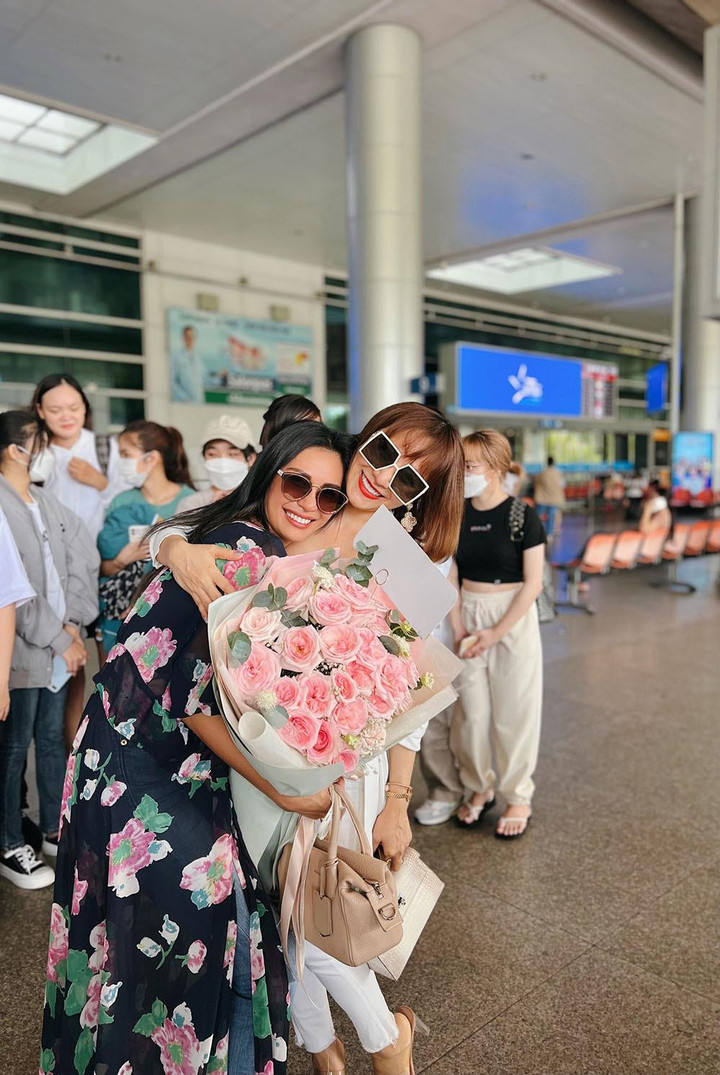 Hoa hậu Trái đất 2015 được fan chào đón khi tới Việt Nam - 4