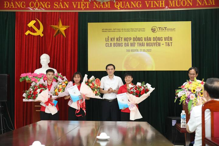 Bản hợp đồng lịch sử của bóng đá nữ Việt Nam - 1