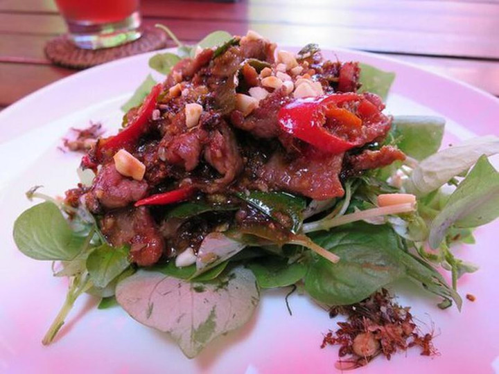 Đặc sản Campuchia gây ấn tượng khi có chục con kiến đỏ 'nổ' giòn tan trong miệng - 3