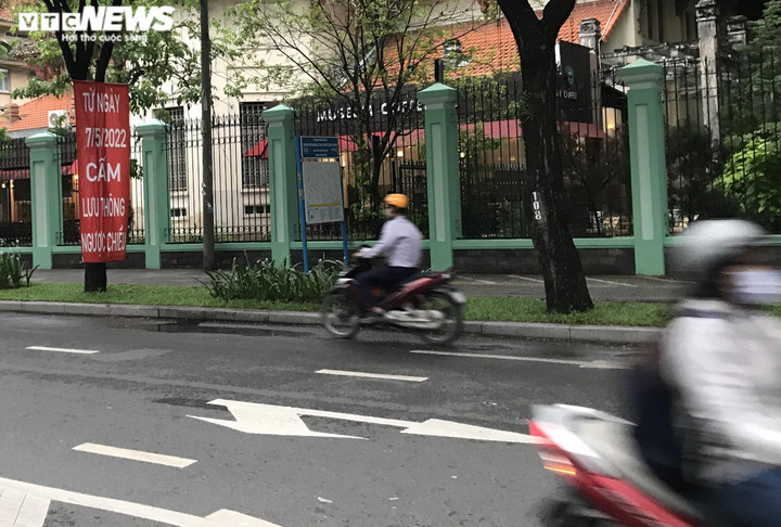 Bất chấp biển cấm, người dân vẫn đi ngược chiều gần khu vực cầu Thủ Thiêm 2 - 9