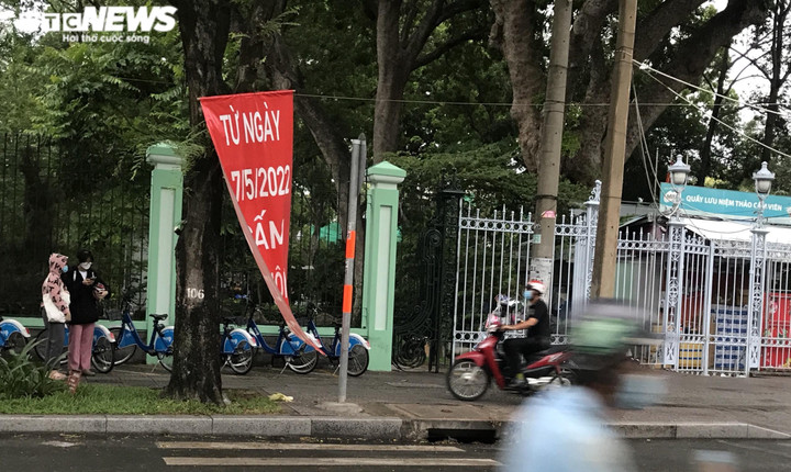 Bất chấp biển cấm, người dân vẫn đi ngược chiều gần khu vực cầu Thủ Thiêm 2 - 8