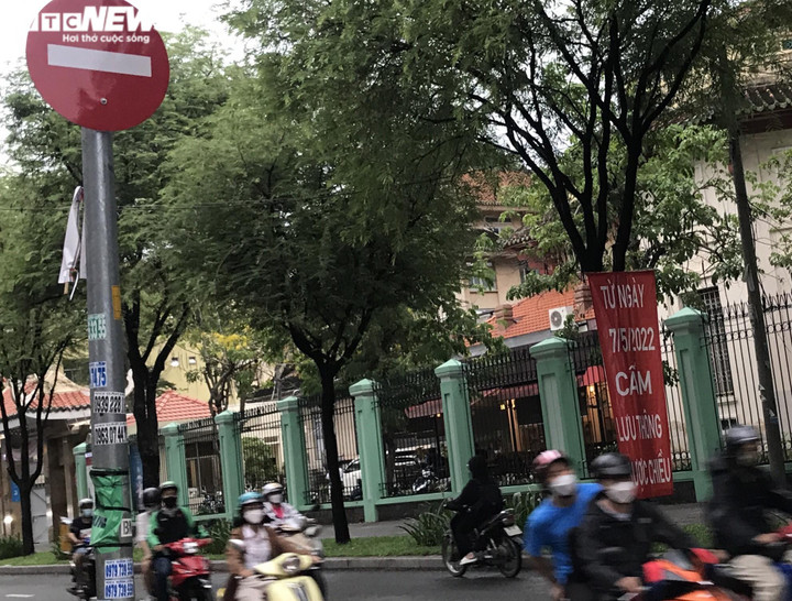 Bất chấp biển cấm, người dân vẫn đi ngược chiều gần khu vực cầu Thủ Thiêm 2 - 4