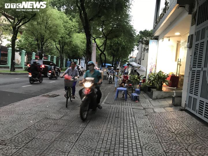 Bất chấp biển cấm, người dân vẫn đi ngược chiều gần khu vực cầu Thủ Thiêm 2 - 10