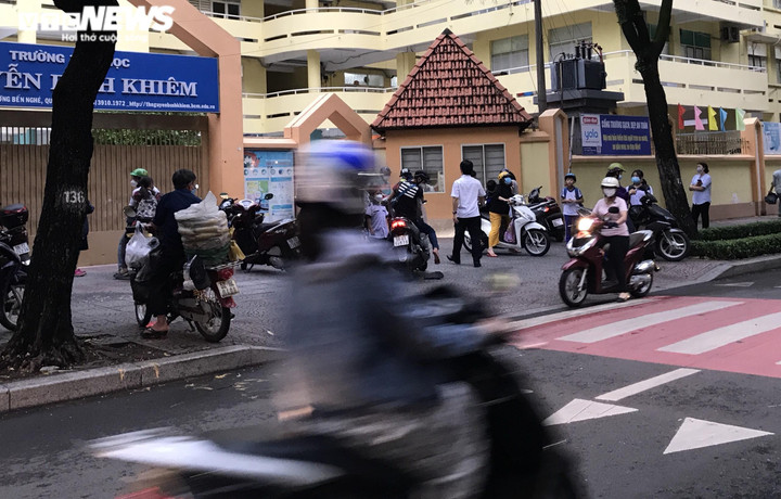 Bất chấp biển cấm, người dân vẫn đi ngược chiều gần khu vực cầu Thủ Thiêm 2 - 6