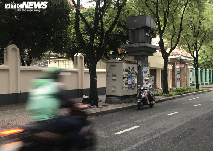 Bất chấp biển cấm, người dân vẫn đi ngược chiều gần khu vực cầu Thủ Thiêm 2 - 5