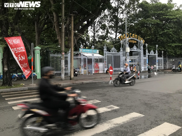 Bất chấp biển cấm, người dân vẫn đi ngược chiều gần khu vực cầu Thủ Thiêm 2 - 3