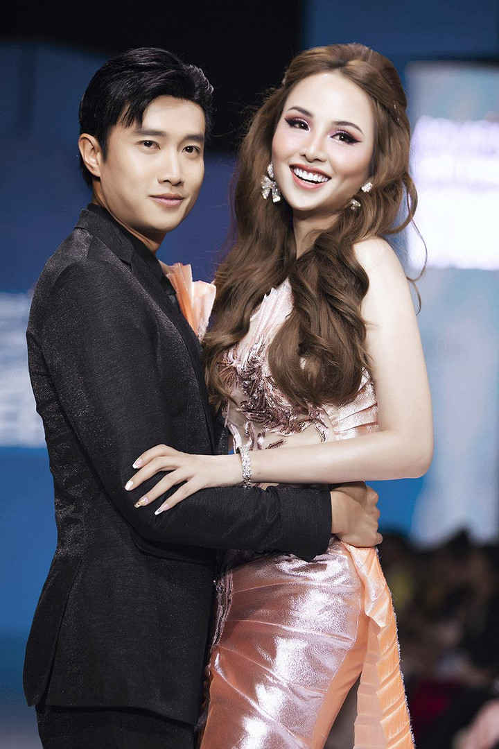 Vợ chồng Khánh Thi - Phan Hiển khiêu vũ trên sàn diễn thời trang - 7