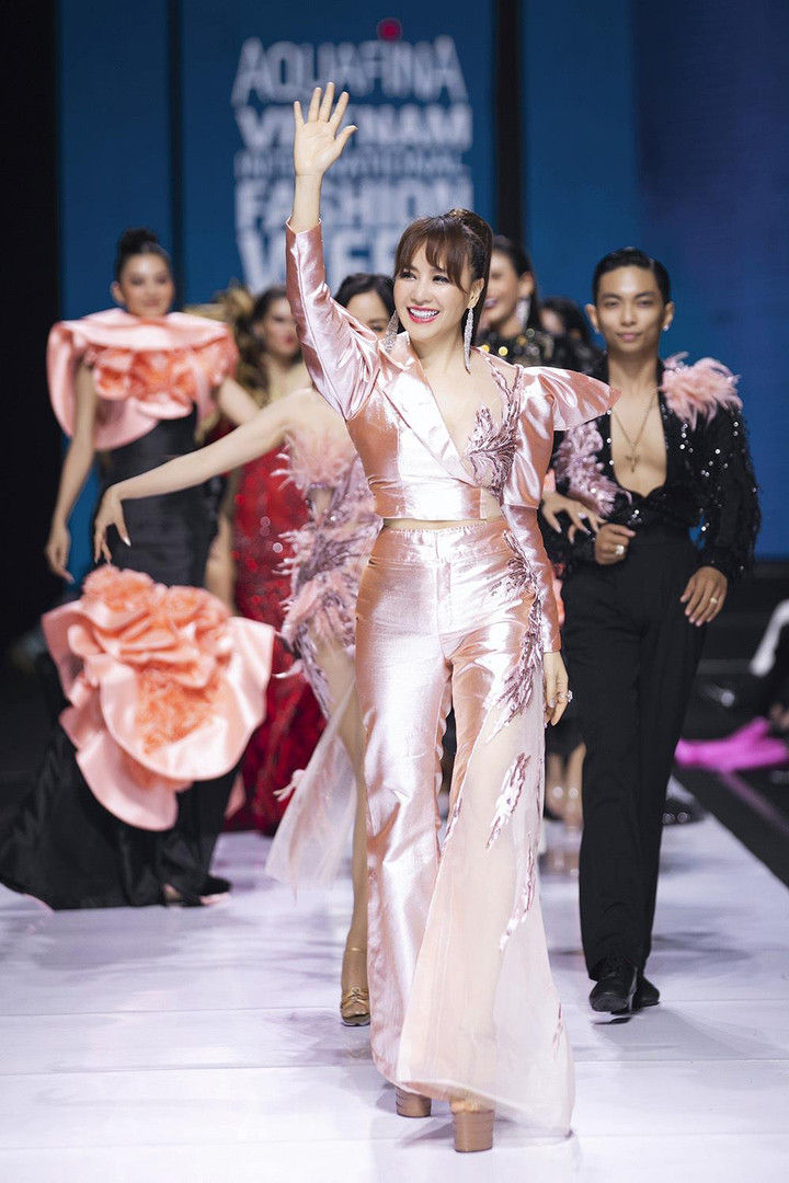 Vợ chồng Khánh Thi - Phan Hiển khiêu vũ trên sàn diễn thời trang - 9