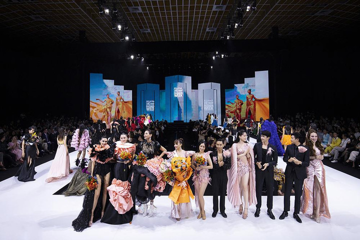 Vợ chồng Khánh Thi - Phan Hiển khiêu vũ trên sàn diễn thời trang - 8