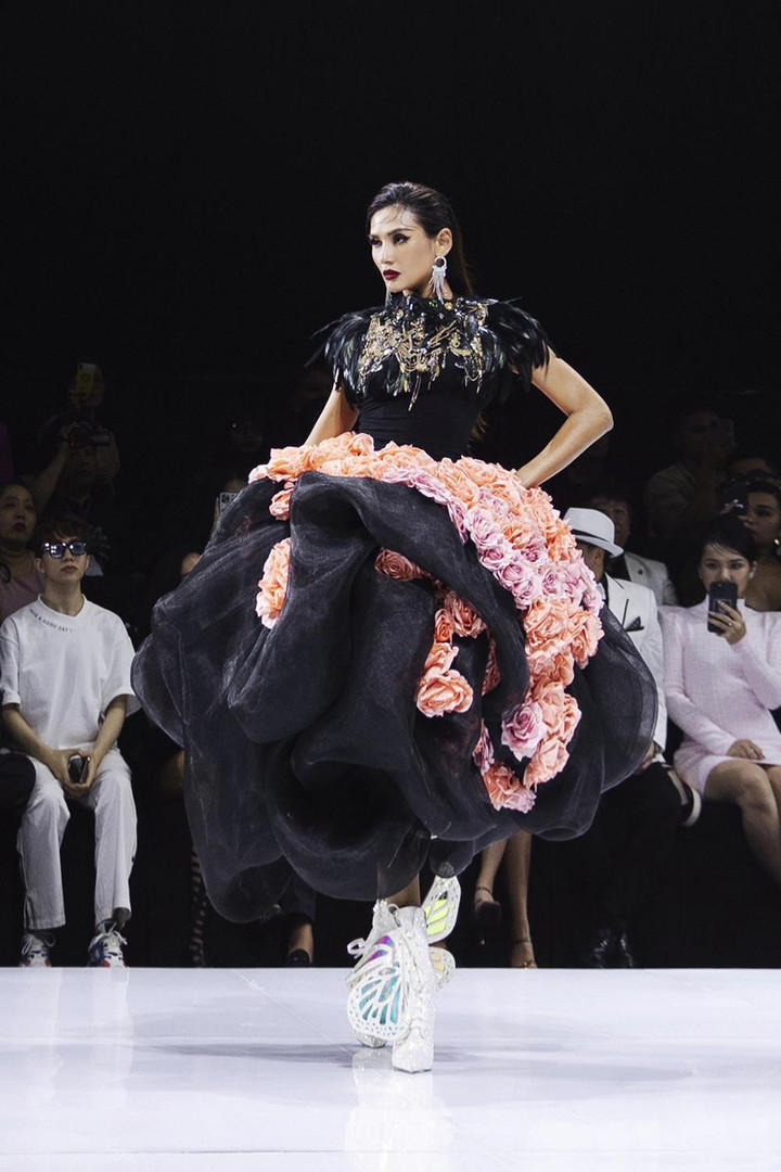 Vợ chồng Khánh Thi - Phan Hiển khiêu vũ trên sàn diễn thời trang - 1