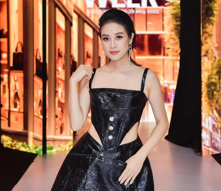 MC Phí Linh lần đầu mặc 'hở eo' gây bất ngờ - 3