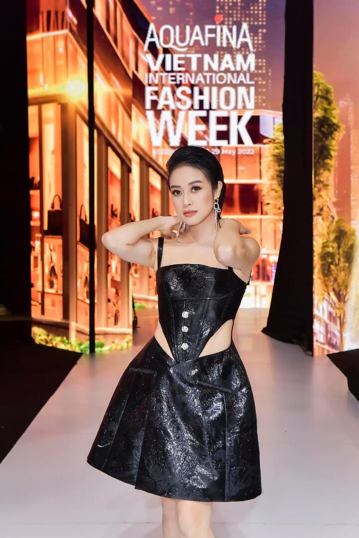 MC Phí Linh lần đầu mặc 'hở eo' gây bất ngờ - 2