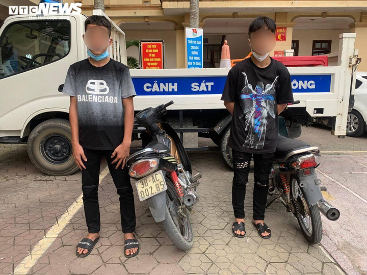 Bốc đầu xe trong công viên, 2 thanh niên ở Hà Tĩnh bị phạt hơn 8 triệu đồng - 1