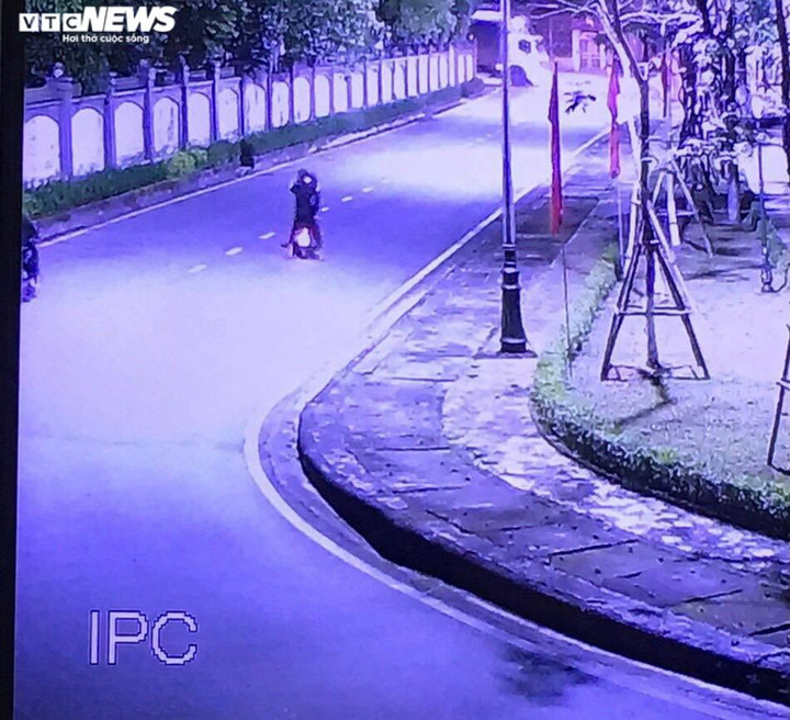 Bốc đầu xe trong công viên, 2 thanh niên ở Hà Tĩnh bị phạt hơn 8 triệu đồng - 2