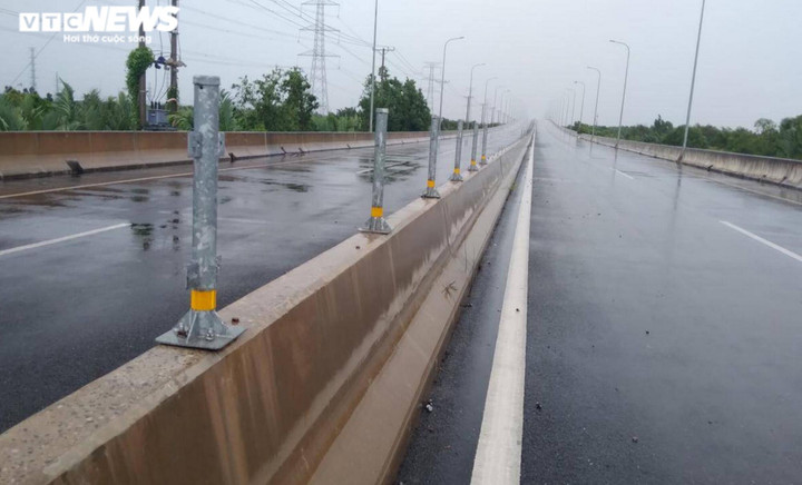 Nhiều thiết bị trên cao tốc Bến Lức-Long Thành bị trộm, thiệt hại hơn 10 tỷ đồng - 1