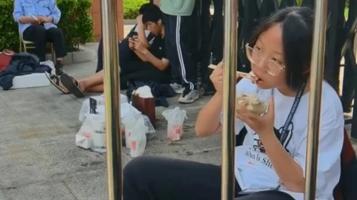 Bố lặn lội 200km đến trường nấu ăn ngay tại cổng cho con ăn vì 1 cú điện thoại - 4